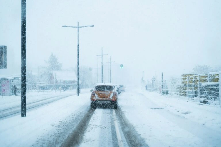 Voiture sur route enneigée