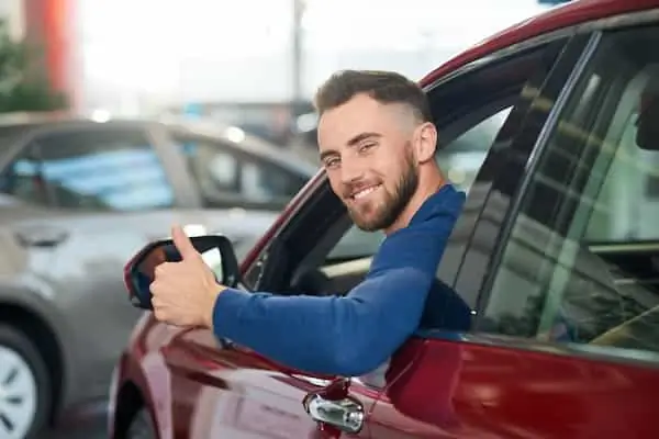 Etudiant souriant au volant d une voiture Allopermis